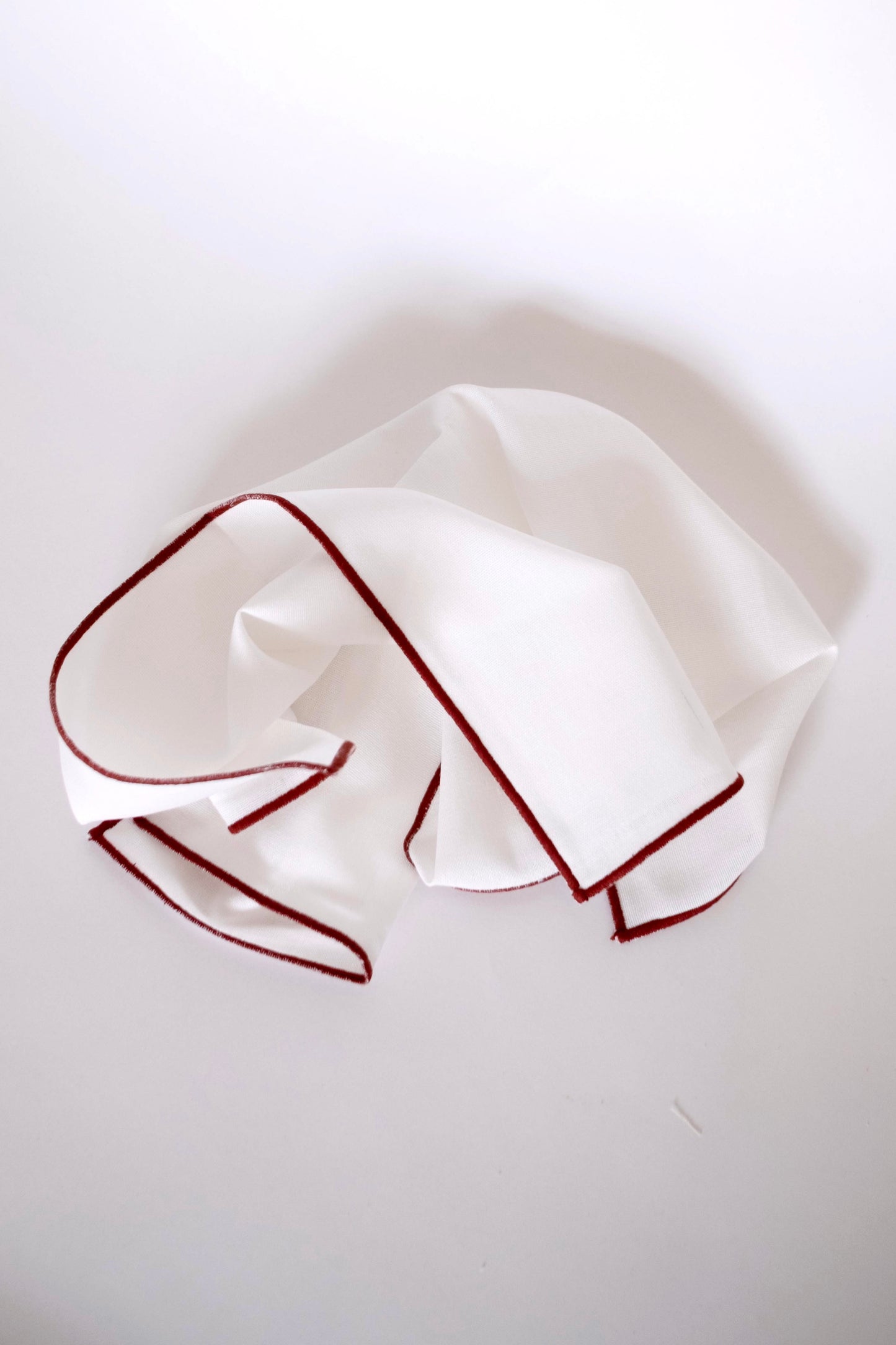 Line Placemat - White/Red Piping